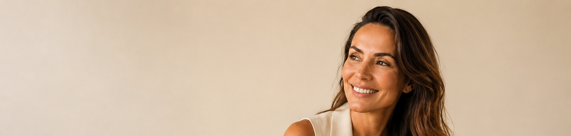 Mulher sorrindo em ambiente claro